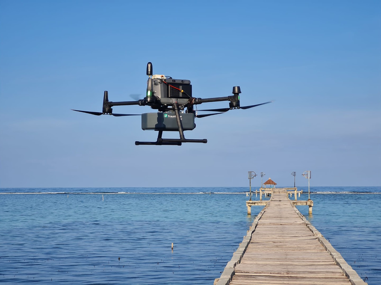 Drone membawa pemindai laser batimetri udara di atas perairan pesisir Indonesia