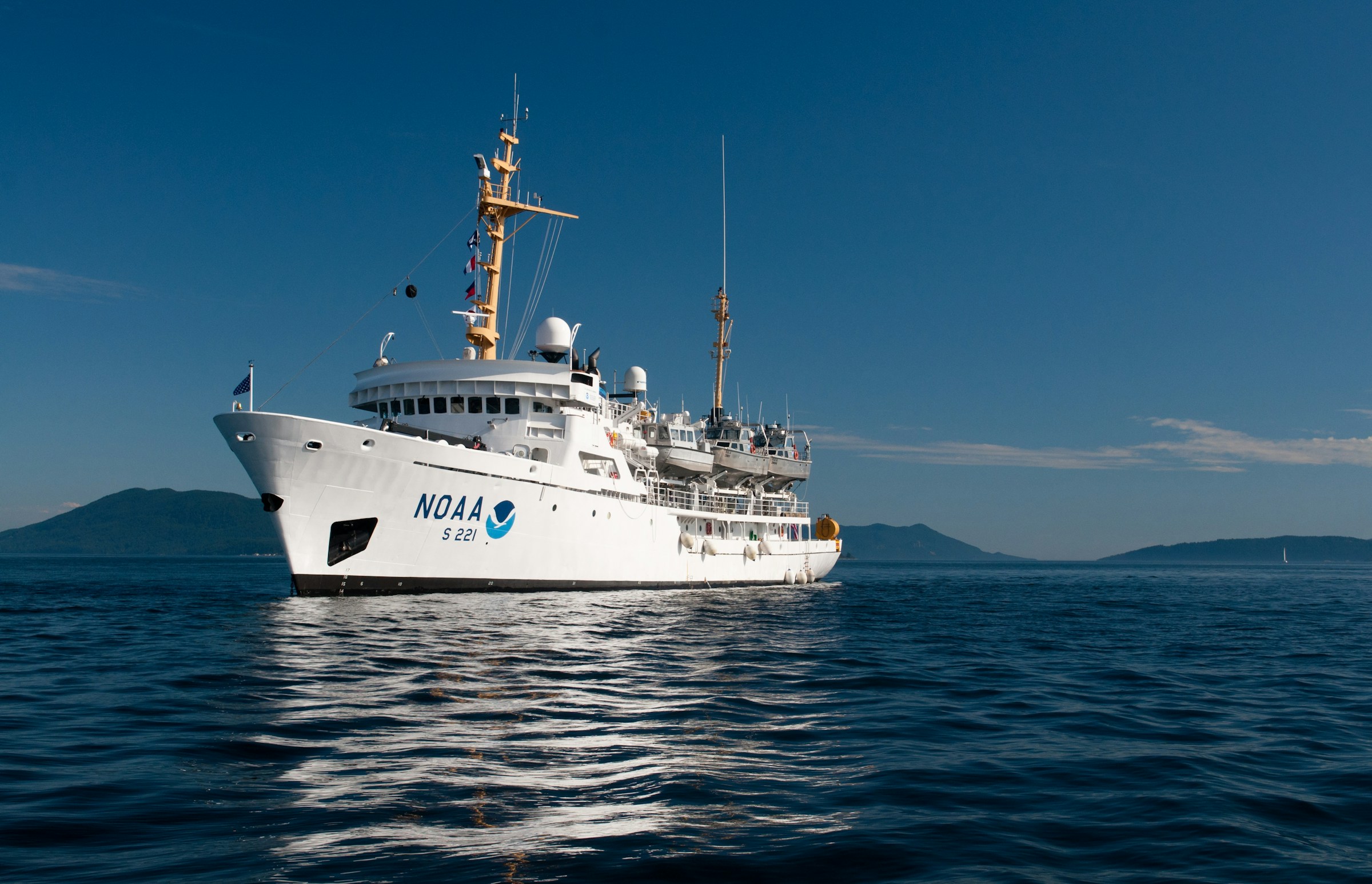 Kapal riset hidrografi yang sedang bekerja di laut