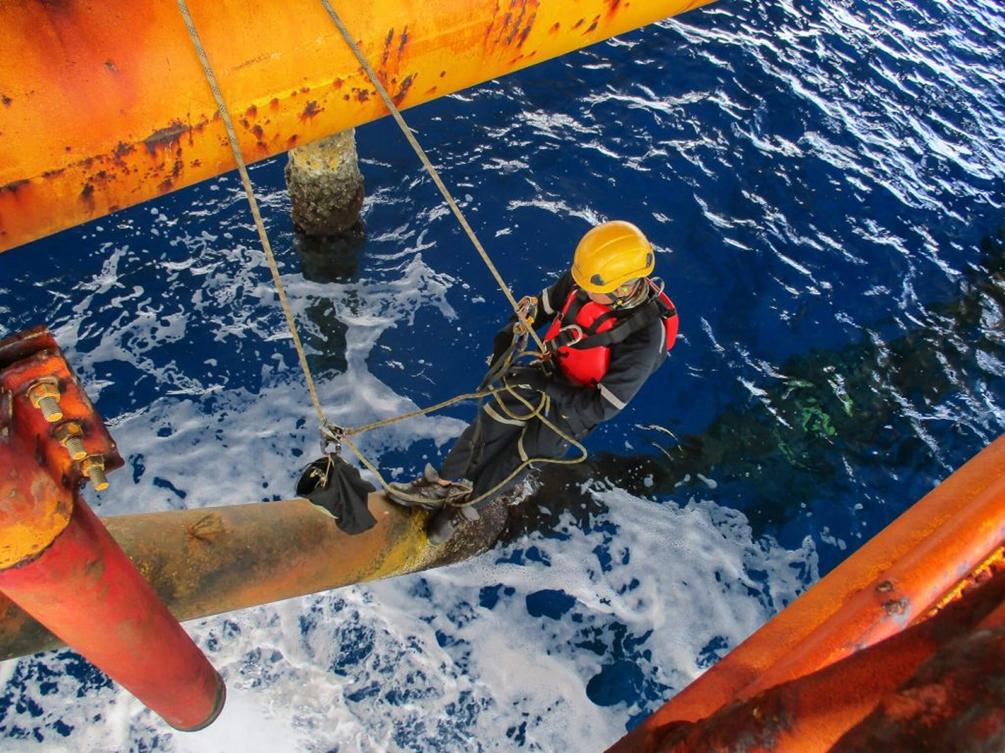 Peneliti menurunkan instrumen survei dari atas perahu