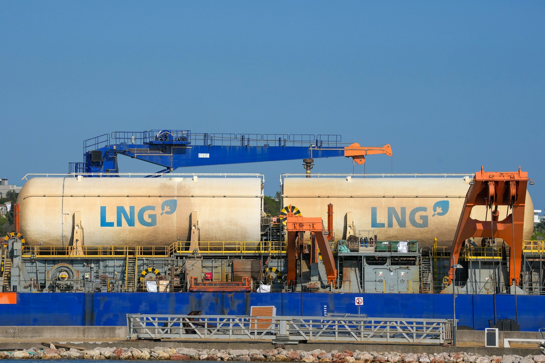 Tangki LNG dan peralatan angkat di atas kapal industri